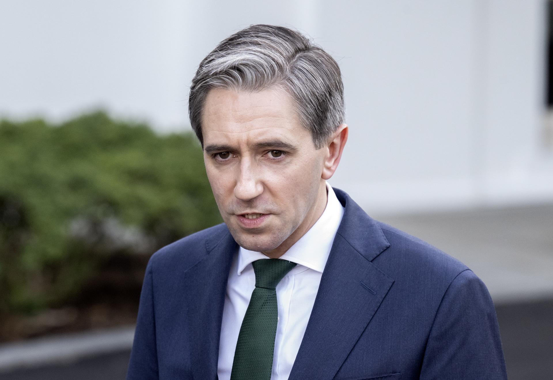 El Taoiseach (primer ministro) Simon Harris de Irlanda hace declaraciones a la prensa afuera de la Casa Blanca después de reunirse con el presidente de los Estados Unidos, Joe Biden, en Washington, DC, EE. UU., 09 de octubre de 2024. (Irlanda, Estados Unidos) 
EFE/EPA/RON SACHS/POOL