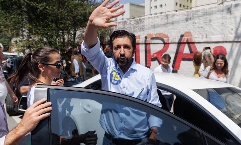 El actual alcalde de São Paulo, Ricardo Nunes, saluda a su llegada a un puesto de votación en la Escuela Estatal Benedita durante las elecciones municipales este domingo, en las que compite por la reelección, en São Paulo (Brasil). EFE/ Isaac Fontana