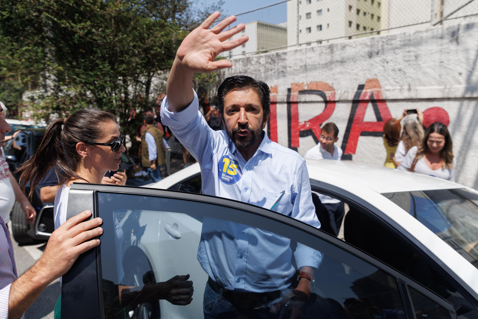 El actual alcalde de São Paulo, Ricardo Nunes, saluda a su llegada a un puesto de votación en la Escuela Estatal Benedita durante las elecciones municipales este domingo, en las que compite por la reelección, en São Paulo (Brasil). EFE/ Isaac Fontana