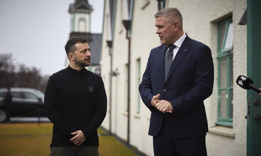 Una fotografía facilitada por el Servicio de Prensa Presidencial muestra al presidente ucraniano, Volodymyr Zelensky (izq.), reunido con el primer ministro de Islandia, Bjarni Benediktsson (der.), en Reykjavik, Islandia, el 28 de octubre de 2024. Esta es la primera visita de trabajo del presidente ucraniano, Volodymyr Zelensky, a Islandia, donde se espera que participe en la IV Cumbre Ucrania-Norte de Europa y mantenga conversaciones bilaterales con sus participantes, anunció Zelensky en la plataforma de redes sociales 'X'. (Zelenski, Islandia, Ucrania) EFE/EPA/SERVICIO DE PRENSA PRESIDENCIAL FOLLETO SOLO PARA USO EDITORIAL/NO SE PERMITE LA VENTA