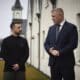 Una fotografía facilitada por el Servicio de Prensa Presidencial muestra al presidente ucraniano, Volodymyr Zelensky (izq.), reunido con el primer ministro de Islandia, Bjarni Benediktsson (der.), en Reykjavik, Islandia, el 28 de octubre de 2024. Esta es la primera visita de trabajo del presidente ucraniano, Volodymyr Zelensky, a Islandia, donde se espera que participe en la IV Cumbre Ucrania-Norte de Europa y mantenga conversaciones bilaterales con sus participantes, anunció Zelensky en la plataforma de redes sociales 'X'. (Zelenski, Islandia, Ucrania) EFE/EPA/SERVICIO DE PRENSA PRESIDENCIAL FOLLETO SOLO PARA USO EDITORIAL/NO SE PERMITE LA VENTA