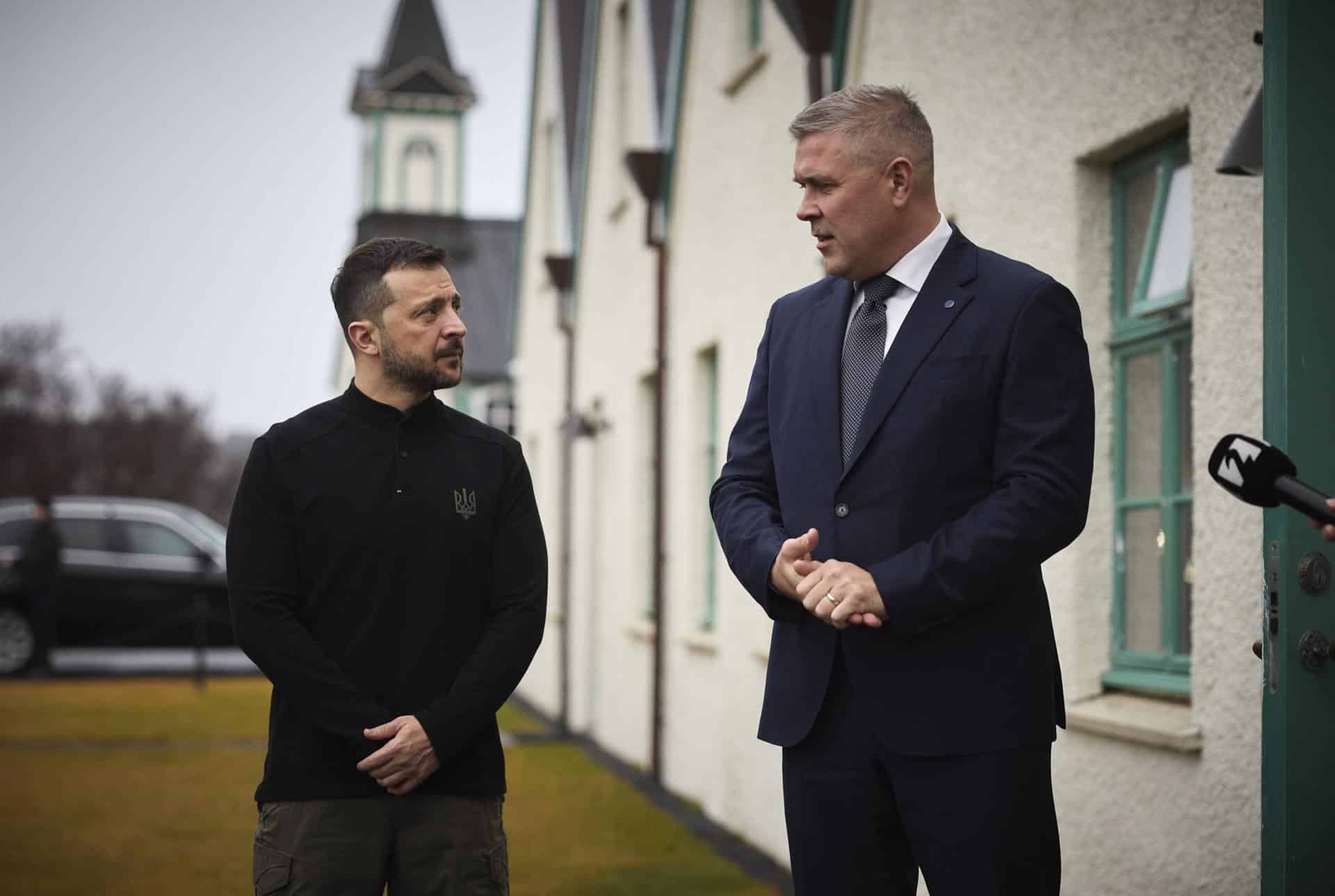 Una fotografía facilitada por el Servicio de Prensa Presidencial muestra al presidente ucraniano, Volodymyr Zelensky (izq.), reunido con el primer ministro de Islandia, Bjarni Benediktsson (der.), en Reykjavik, Islandia, el 28 de octubre de 2024. Esta es la primera visita de trabajo del presidente ucraniano, Volodymyr Zelensky, a Islandia, donde se espera que participe en la IV Cumbre Ucrania-Norte de Europa y mantenga conversaciones bilaterales con sus participantes, anunció Zelensky en la plataforma de redes sociales 'X'. (Zelenski, Islandia, Ucrania) EFE/EPA/SERVICIO DE PRENSA PRESIDENCIAL FOLLETO SOLO PARA USO EDITORIAL/NO SE PERMITE LA VENTA