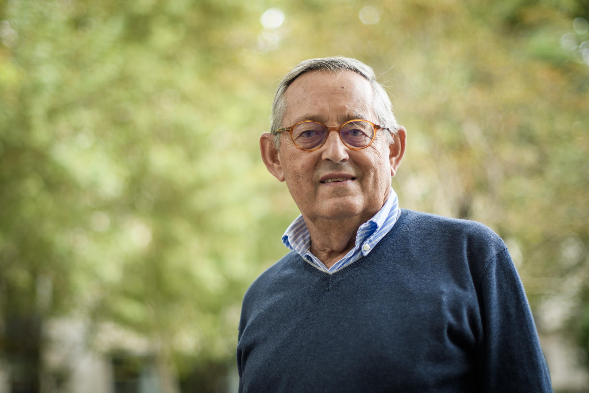 El biólogo Miguel Delibes de Castro, autor del libro 'Gracias a la vida. La naturaleza indispensable', durante una entrevista con EFE en la que ha asegurado "la pérdida de biodiversidad es más amenazadora que el propio calentamiento global, estando todo relacionado; es muy grave que perdamos las especies que generan el oxígeno que respiramos, que depuran el agua que bebemos o que polinizan las cosechas". EFE/ Raúl Caro