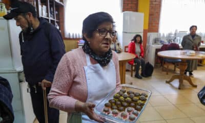 Fotografía de una mujer mayor durante una clase de cocina en la universidad del Adulto Mayor, en La Paz (Bolivia). EFE/ Gabriel Márquez