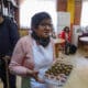 Fotografía de una mujer mayor durante una clase de cocina en la universidad del Adulto Mayor, en La Paz (Bolivia). EFE/ Gabriel Márquez