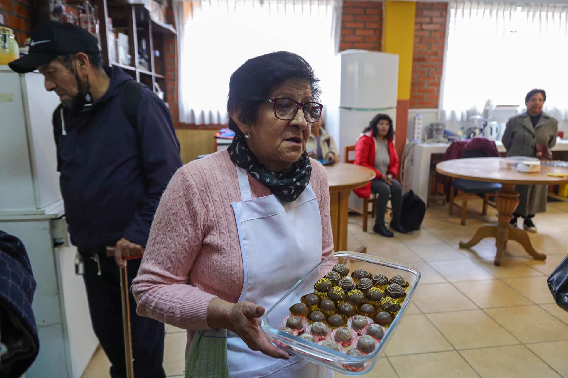 Fotografía de una mujer mayor durante una clase de cocina en la universidad del Adulto Mayor, en La Paz (Bolivia). EFE/ Gabriel Márquez