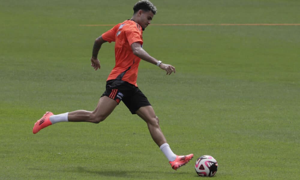 Luis Díaz, delantero del Liverpool, participa en un entrenamiento de la selección Colombia en el estadio Metropolitano en Barranquilla. EFE/ Carlos Ortega