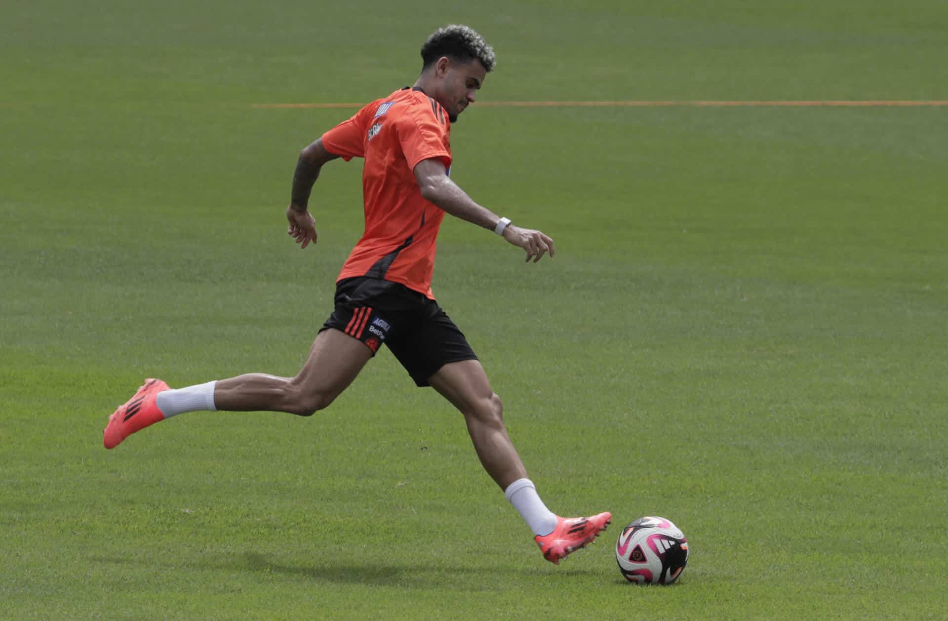 Luis Díaz, delantero del Liverpool, participa en un entrenamiento de la selección Colombia en el estadio Metropolitano en Barranquilla. EFE/ Carlos Ortega