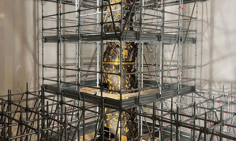 Ciudad del Vaticano (EFE).- El baldaquino levantado por el genial Gian Lorenzo Bernini en el centro de la basílica vaticana, sobre la sepultura de San Pedro, ha recobrado su brillo gracias a su primera restauración en 250 años y ha revelado, de paso, los restos "de vida cotidiana" que quedaron en sus alturas monumentales.