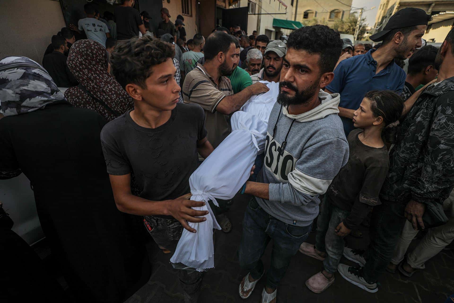 Palestinos llevan el cuerpo de un niño muerto por un ataque israelí en el centro de Gaza el 06 de octubre de 2024. EFE/EPA/MOHAMMED SABER