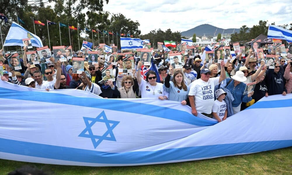 Manifestantes del grupo cristiano Never Again is Now se manifiestan este lunes contra el antisemitismo frente al Parlamento de Camberra con motivo del primer aniversario de los ataques del grupo palestino Hamás contra Israel.EFE/EPA/MICK TSIKAS AUSTRALIA AND NEW ZEALAND OUT