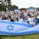 Manifestantes del grupo cristiano Never Again is Now se manifiestan este lunes contra el antisemitismo frente al Parlamento de Camberra con motivo del primer aniversario de los ataques del grupo palestino Hamás contra Israel.EFE/EPA/MICK TSIKAS AUSTRALIA AND NEW ZEALAND OUT