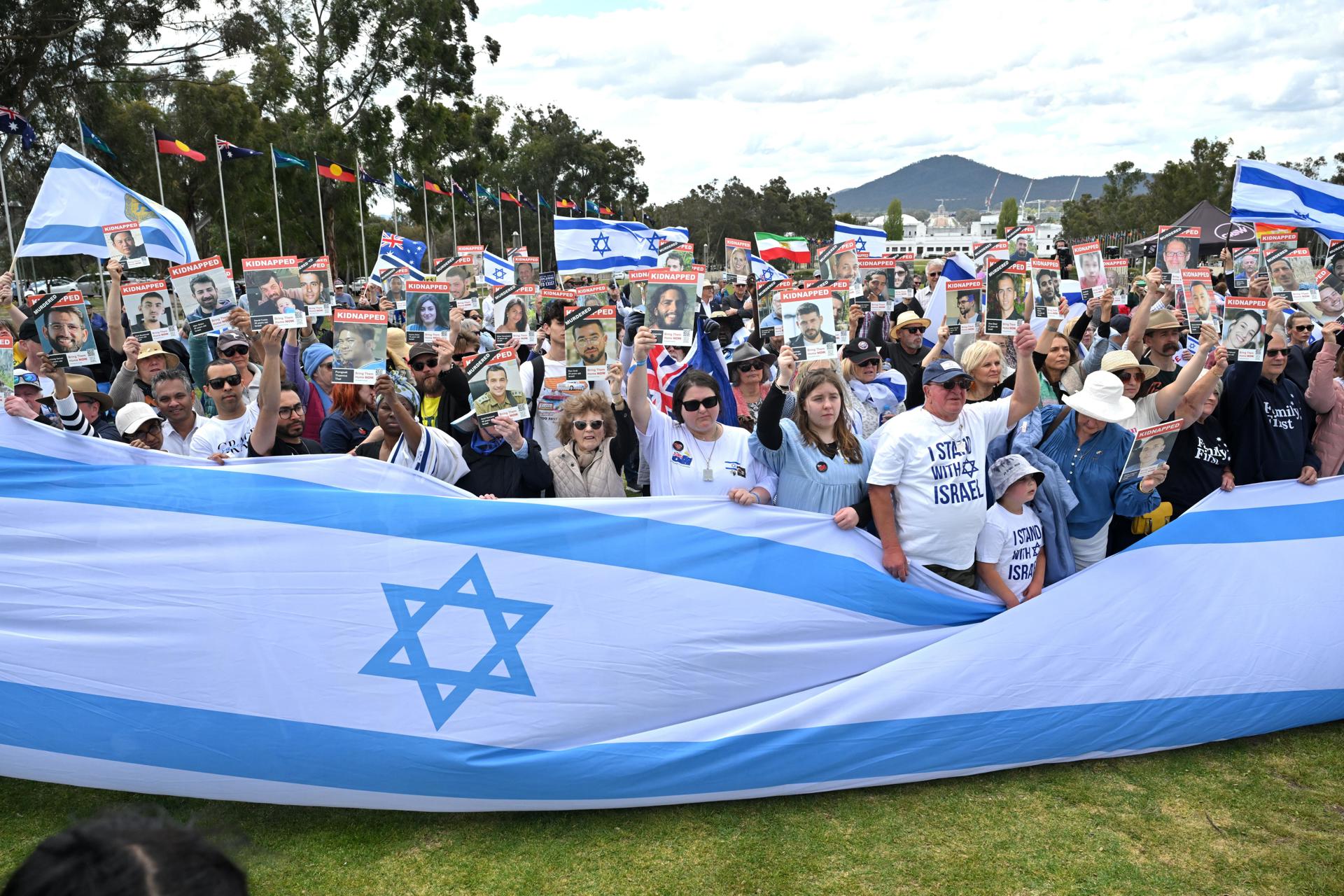 Manifestantes del grupo cristiano Never Again is Now se manifiestan este lunes contra el antisemitismo frente al Parlamento de Camberra con motivo del primer aniversario de los ataques del grupo palestino Hamás contra Israel.EFE/EPA/MICK TSIKAS AUSTRALIA AND NEW ZEALAND OUT