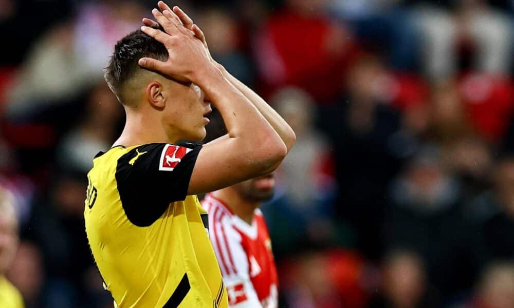 El defensa del Dortmund Nico Schlotterbeck gesticula durante el partido de la Bundesliga que han jugado Union Berlin y Borussia Dortmund, en Berlin, Alemania. EFE/EPA/FILIP SINGER