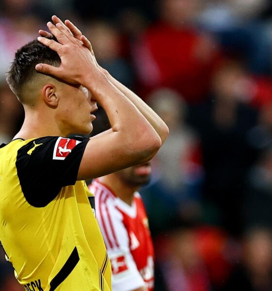 El defensa del Dortmund Nico Schlotterbeck gesticula durante el partido de la Bundesliga que han jugado Union Berlin y Borussia Dortmund, en Berlin, Alemania. EFE/EPA/FILIP SINGER