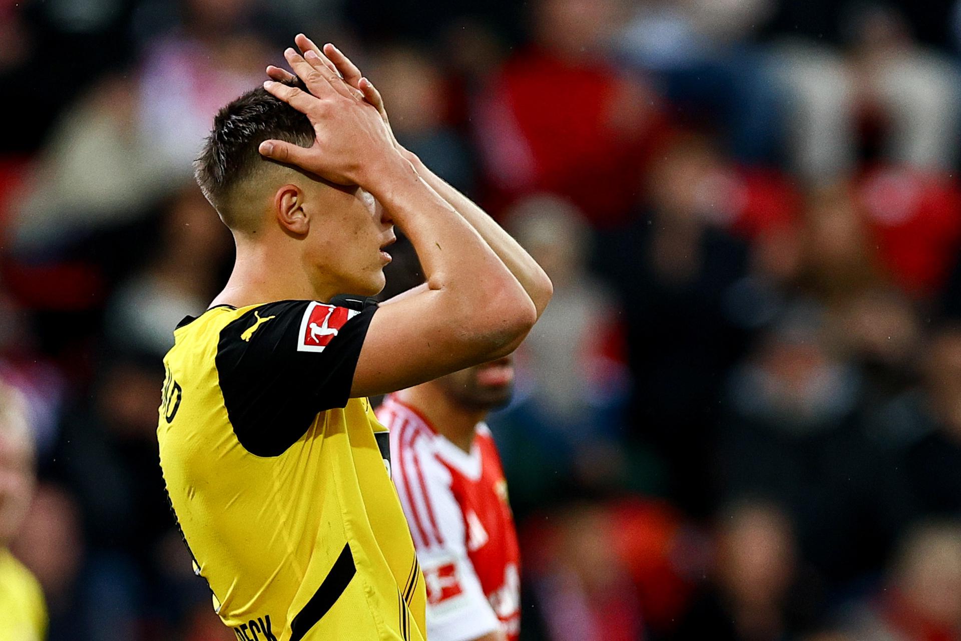 El defensa del Dortmund Nico Schlotterbeck gesticula durante el partido de la Bundesliga que han jugado Union Berlin y Borussia Dortmund, en Berlin, Alemania. EFE/EPA/FILIP SINGER