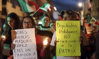 Imagen de archivo de trabajadores y estudiantes universitarios opositores a la recién aprobada reforma al poder judicia que se manifestaron en la sede del Congreso del central estado de Puebla y de otros congresos estatales en México al tiempo que la reforma fue aprobada en 10 estados del país. EFE/ Hilda Ríos