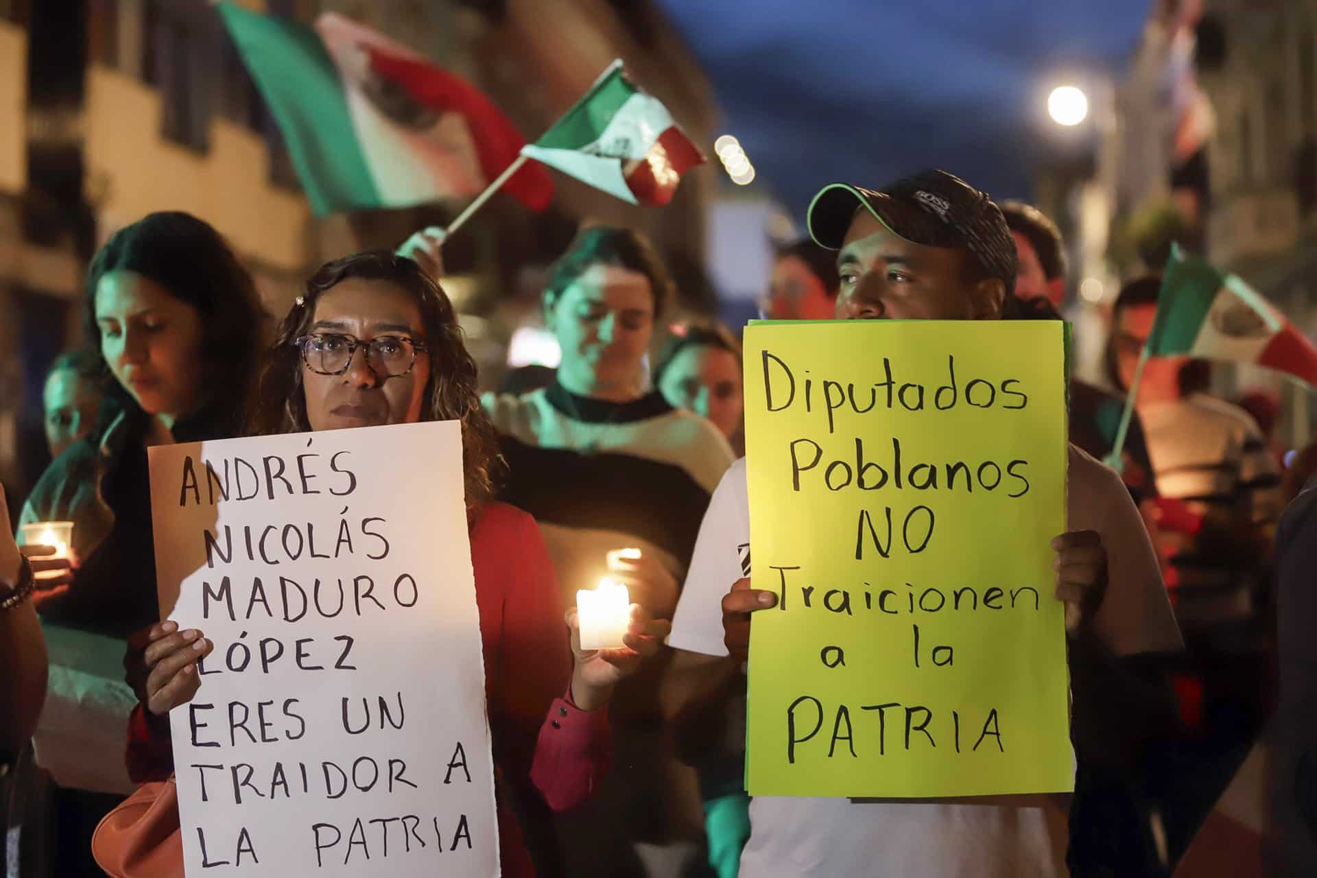 Imagen de archivo de trabajadores y estudiantes universitarios opositores a la recién aprobada reforma al poder judicia que se manifestaron en la sede del Congreso del central estado de Puebla y de otros congresos estatales en México al tiempo que la reforma fue aprobada en 10 estados del país. EFE/ Hilda Ríos