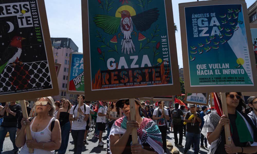 Personas participan en una manifestación pro Palestina este sábado en Santiago (Chile), a un año del conflicto palestino-israelí en Gaza. EFE/ Ailen Díaz