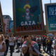 Personas participan en una manifestación pro Palestina este sábado en Santiago (Chile), a un año del conflicto palestino-israelí en Gaza. EFE/ Ailen Díaz