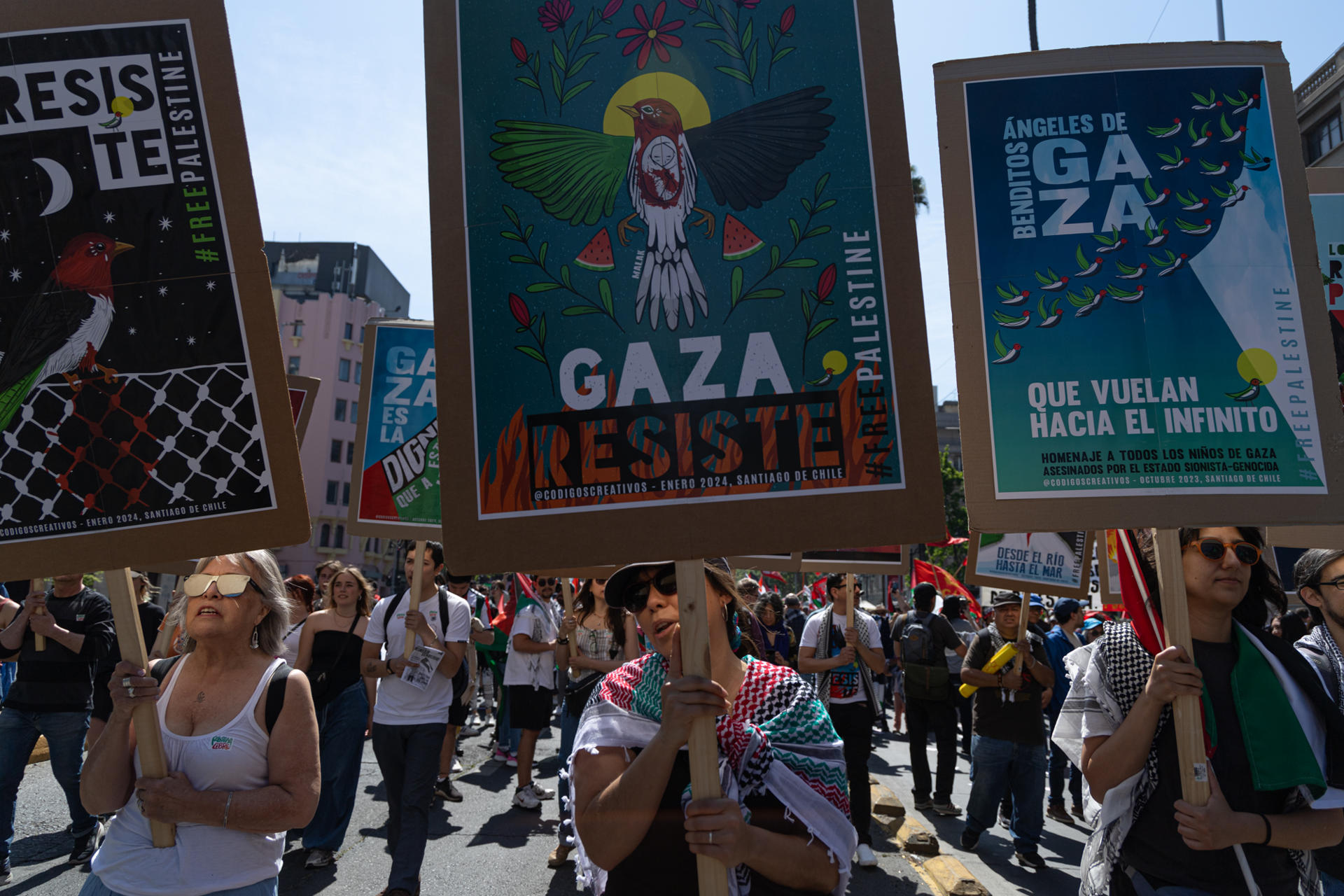 Personas participan en una manifestación pro Palestina este sábado en Santiago (Chile), a un año del conflicto palestino-israelí en Gaza. EFE/ Ailen Díaz