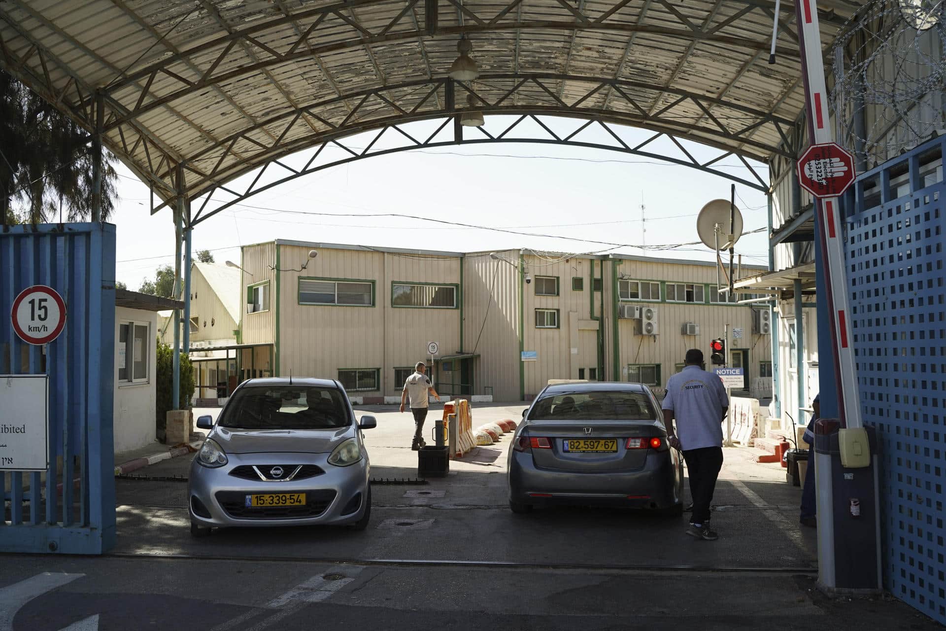 Entrada principal de la sede de la agencia de la ONU para los refugiados palestinos (UNRWA), ubicada en Jerusalén Este, territorio ocupado por Israel. La Knéset (Parlamento israelí) aprobó la noche del lunes dos leyes, que entrarán en vigor dentro de tres meses, para prohibir la actividad de UNRWA en Israel, así como limitar su capacidad operativa en los territorios palestinos ocupados de Cisjordania y Gaza. EFE/ Alejandro Ernesto