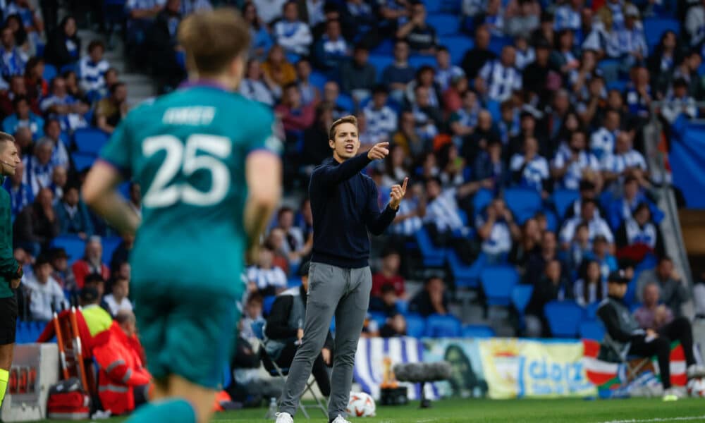 El entrenador del Anderlecht, David Hubert, da instrucciones durante el partido de Liga Europa entre la Real Sociedad y el Anderlecht, que se disputa este jueves en el estadio Reale Arena de San Sebastián. EFE/ Juan Herrero