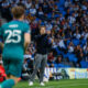 El entrenador del Anderlecht, David Hubert, da instrucciones durante el partido de Liga Europa entre la Real Sociedad y el Anderlecht, que se disputa este jueves en el estadio Reale Arena de San Sebastián. EFE/ Juan Herrero