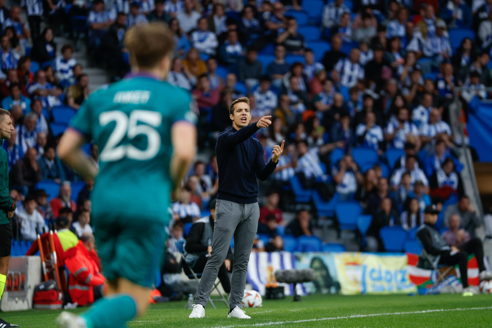 El entrenador del Anderlecht, David Hubert, da instrucciones durante el partido de Liga Europa entre la Real Sociedad y el Anderlecht, que se disputa este jueves en el estadio Reale Arena de San Sebastián. EFE/ Juan Herrero