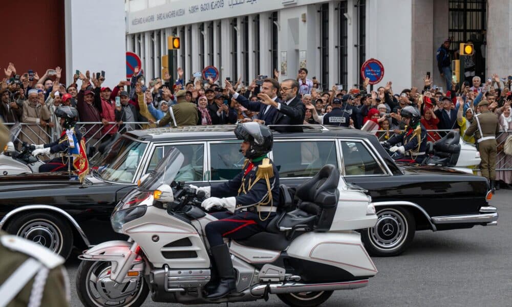 El rey de Marruecos, Mohammed VI (centro-derecha), y el presidente francés, Emmanuel Macron (centro-izquierda), saludan a la multitud mientras viajan en un automóvil abierto por una carretera en Rabat, Marruecos, el 28 de octubre de 2024. El presidente francés, Emmanuel Macron, se encuentra en Rabat para una visita de Estado de tres días por invitación del rey Mohammed VI. La visita pretende marcar una nueva ambición para los próximos 30 años en la relación franco-marroquí, según el Palacio del Elíseo. (Francia, Marruecos) EFE/EPA/JALAL MORCHIDI