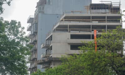 Fotografía de una obra en construcción este martes, en Buenos Aires (Argentina). La actividad de la construcción en Argentina registró en agosto pasado un desplome del 26,4 % con respecto al mismo mes de 2023, con lo que encadenó diez meses de variación interanual negativa, informaron este martes fuentes oficiales. EFE/ Juan Ignacio Roncoroni