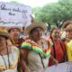 Mujeres indígenas asisten a una manifestación contra los incendios forestales este viernes, en Santa Cruz (Bolivia). Decenas de mujeres indígenas de Bolivia marcharon en la región oriental de Santa Cruz en defensa de sus territorios y contra los incendios forestales que ya dejaron millones de hectáreas devastadas, entre bosques y pastizales. EFE/ Juan Carlos Torrejon