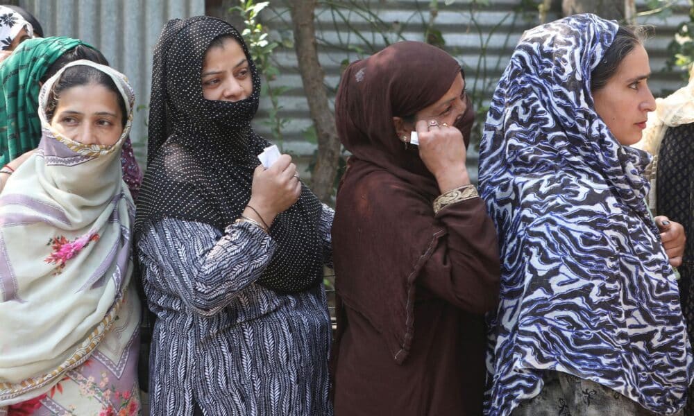 Los habitantes de Cachemira hacen fila para emitir sus votos en la segunda fase de las elecciones a la asamblea en Srinagar, la capital de verano de la Cachemira india, el 25 de septiembre de 2024. EFE/EPA/Farooq Khan