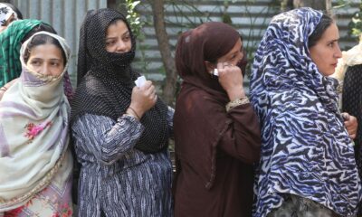 Los habitantes de Cachemira hacen fila para emitir sus votos en la segunda fase de las elecciones a la asamblea en Srinagar, la capital de verano de la Cachemira india, el 25 de septiembre de 2024. EFE/EPA/Farooq Khan