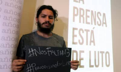 Fotografía de archivo de un periodista que protesta por la muerte de tres periodistas ecuatorianos del diario El Comercio en 2018, en Bogotá (Colombia). EFE/Mauricio Dueñas Castañeda