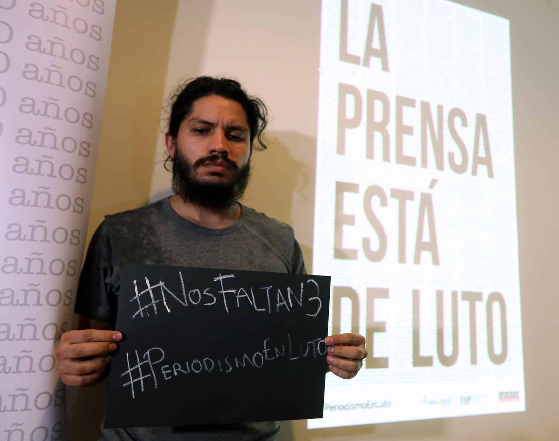 Fotografía de archivo de un periodista que protesta por la muerte de tres periodistas ecuatorianos del diario El Comercio en 2018, en Bogotá (Colombia). EFE/Mauricio Dueñas Castañeda