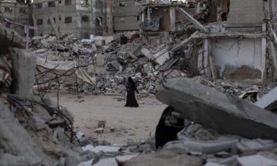 Una mujer palestina pasa junto a casas destruidas en Jan Yunis, en el sur de la Franja de Gaza, el 20 de octubre de 2024. EFE/EPA/HAITHAM IMAD