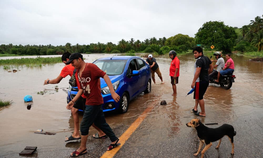 Imagen de archivo que muestra las inundaciones por la llegada de una tormenta al municipio de Técpan de Galeana en el balneario de Acapulco, estado de Guerrero (México). EFE/ David Guzmán