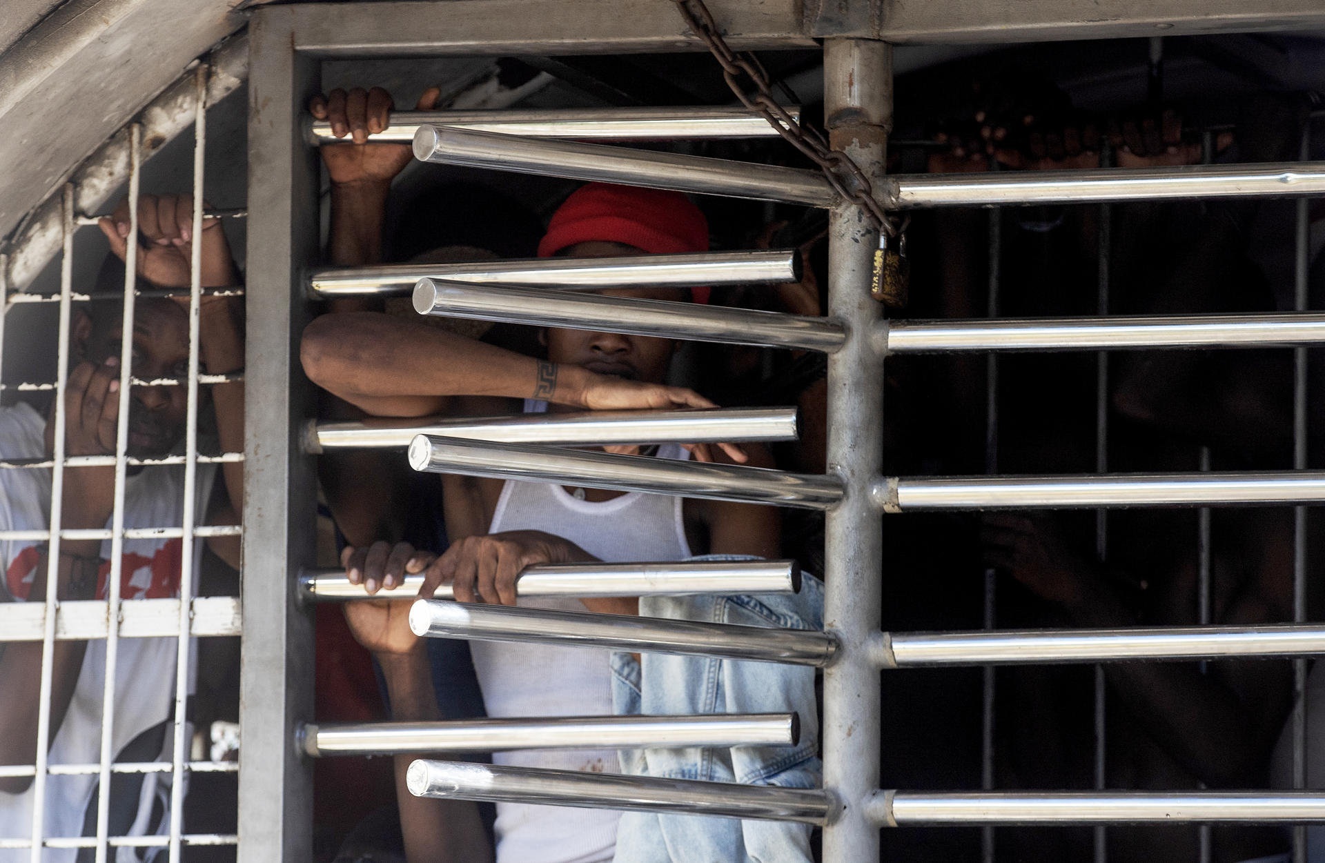 Fotografía del 7 de octubre de 2024 en donde se ven haitianos que fueron detenidos en redadas de autoridades migratorias, que son trasladados al centro de recepción de migrantes en Haina (República Dominicana). EFE/Orlando Barría