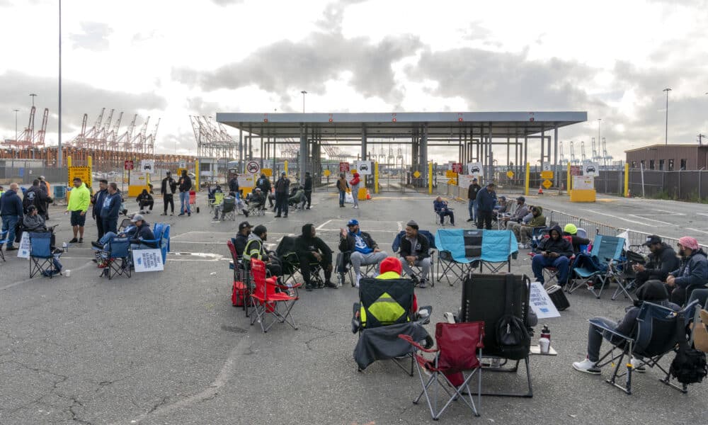 Trabajadores del puerto marítimo de Nueva Jersey, miembros del sindicato International Longshoremen’s Association (ILA), mantienen este miércoles su huelga en el puerto de Nueva York y Nueva Jersey (EE.UU.). EFE/Ángel Colmenares