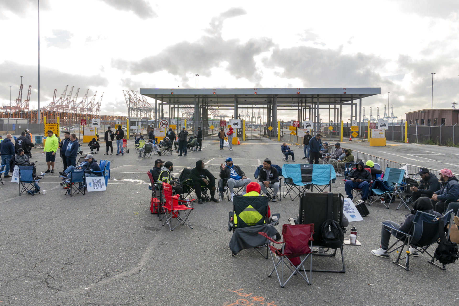 Trabajadores del puerto marítimo de Nueva Jersey, miembros del sindicato International Longshoremen’s Association (ILA), mantienen este miércoles su huelga en el puerto de Nueva York y Nueva Jersey (EE.UU.). EFE/Ángel Colmenares