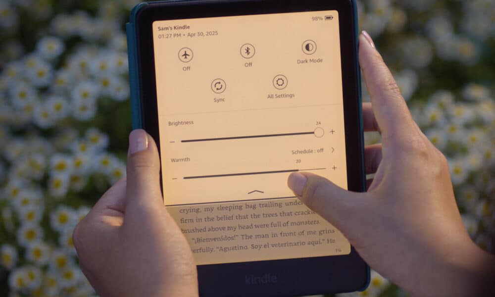 Fotografía cedida por Amazon de una mujer utilizando la nueva Kindle Scribe, que fue presentada este miércoles y se trata de un cuaderno digital que usa la inteligencia artificial generativa para hacer resúmenes de textos, mejorar la caligrafía y hacer apuntes en los libros, entre otras funciones. EFE/ Amazon