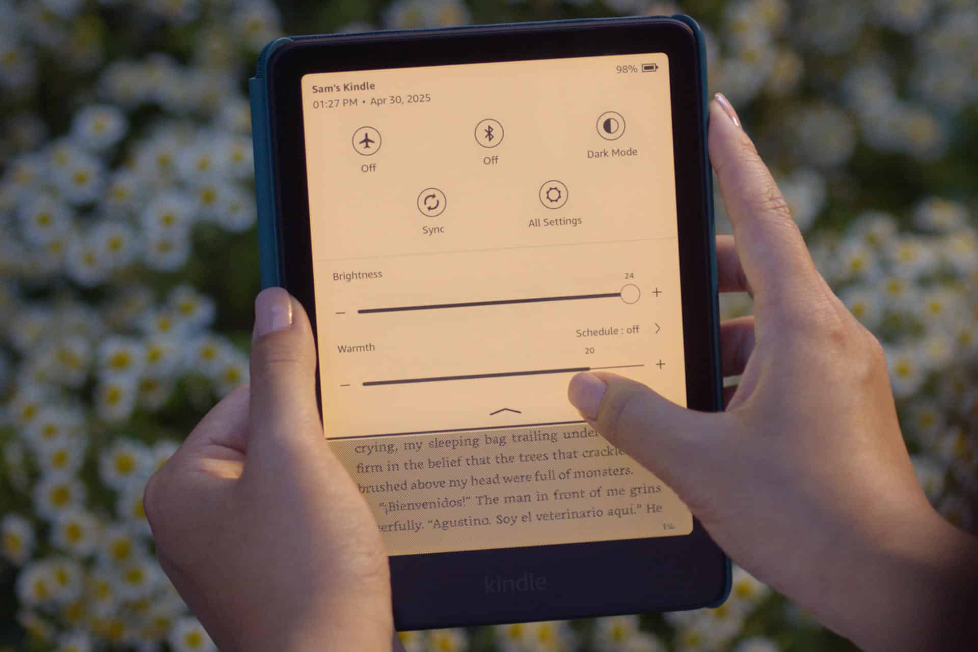 Fotografía cedida por Amazon de una mujer utilizando la nueva Kindle Scribe, que fue presentada este miércoles y se trata de un cuaderno digital que usa la inteligencia artificial generativa para hacer resúmenes de textos, mejorar la caligrafía y hacer apuntes en los libros, entre otras funciones. EFE/ Amazon