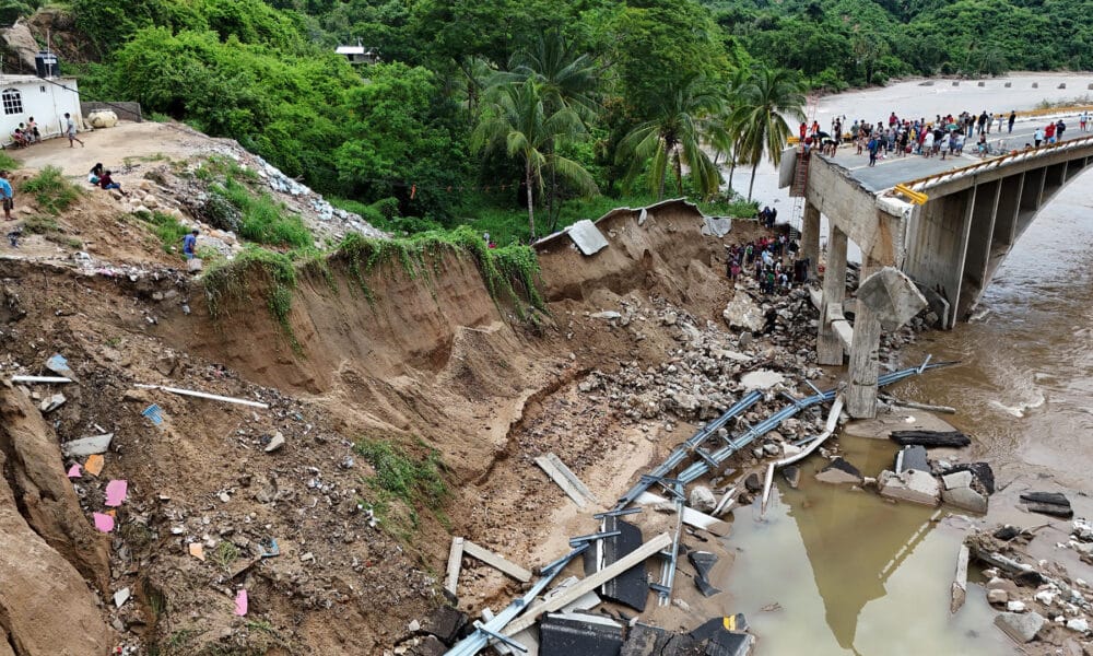 Fotografía aérea de un puente colapsado por el paso del huracán John este martes, en Acapulco, estado de Guerrero (México). EFE/ David Guzmán