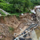 Fotografía aérea de un puente colapsado por el paso del huracán John este martes, en Acapulco, estado de Guerrero (México). EFE/ David Guzmán