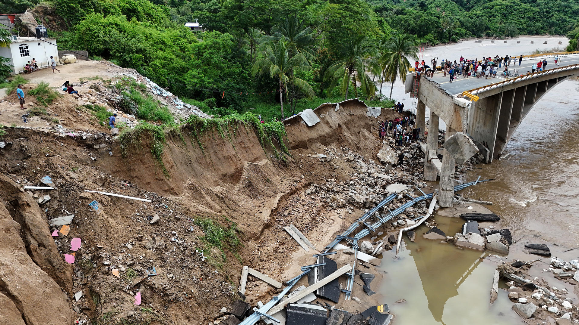 Fotografía aérea de un puente colapsado por el paso del huracán John este martes, en Acapulco, estado de Guerrero (México). EFE/ David Guzmán