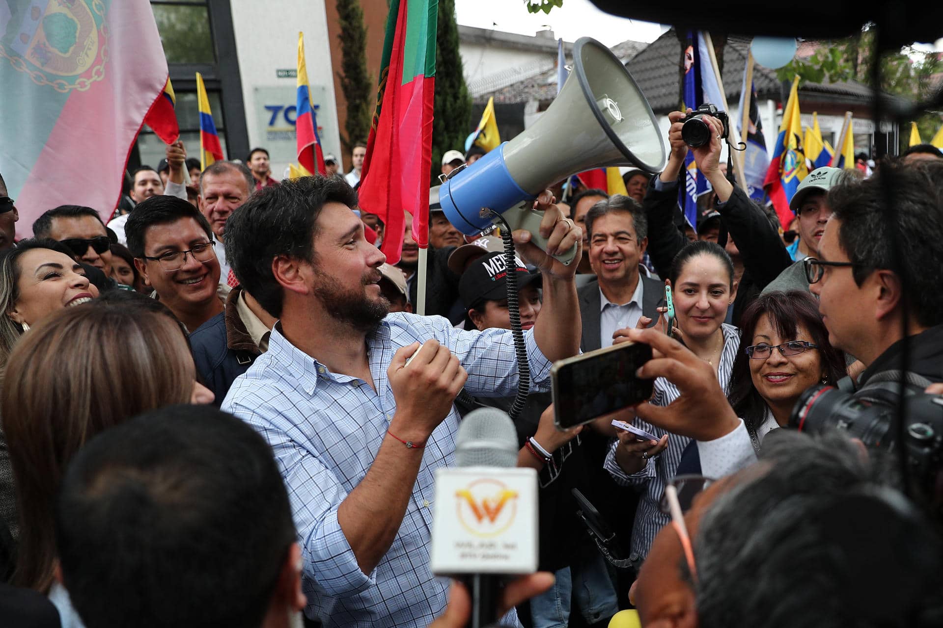 El empresario ecuatoriano especialista en seguridad Jan Topic (c) habla a sus simpatizantes, este martes en Quito (Ecuador). EFE/ José Jácome