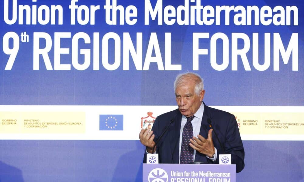 El Alto Representante de Asuntos Exteriores y Política de Seguridad de la UE, Josep Borrell, atiende a los medios de comunicación al término del 9º Foro Regional de la Unión por el Mediterráneo que se celebra en Barcelona. EFE/ Quique García