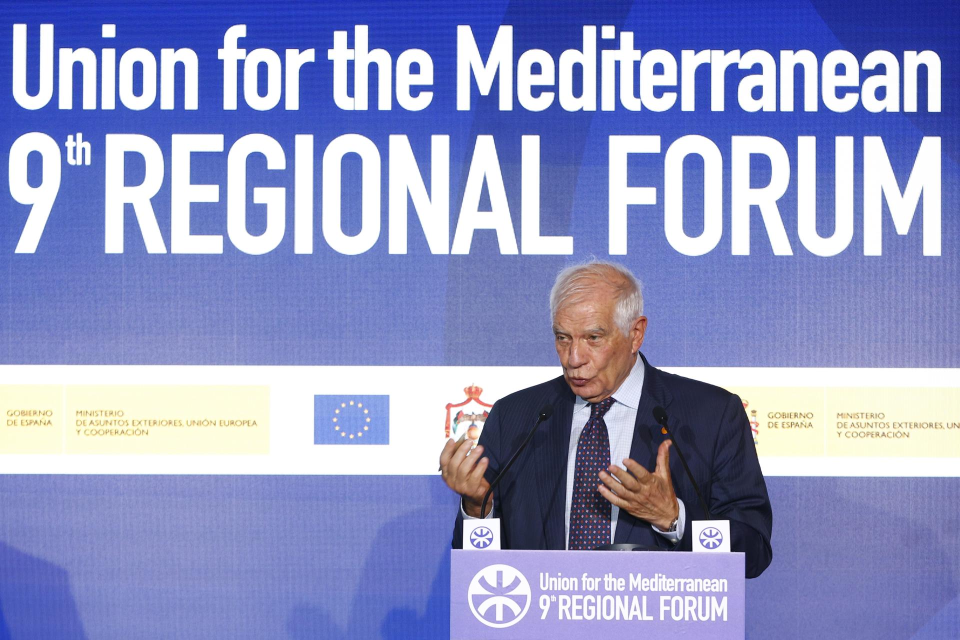 El Alto Representante de Asuntos Exteriores y Política de Seguridad de la UE, Josep Borrell, atiende a los medios de comunicación al término del 9º Foro Regional de la Unión por el Mediterráneo que se celebra en Barcelona. EFE/ Quique García