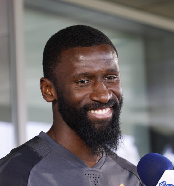 El defensa alemán del Real Madrid Rüdiger atiende a la prensa tras un entrenamiento. EFE/ J.J. Guillén